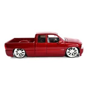 Jada Toys Dub City Big Ballers 2002 Red Chevrolet Silverado 1/24 EU Doors Open